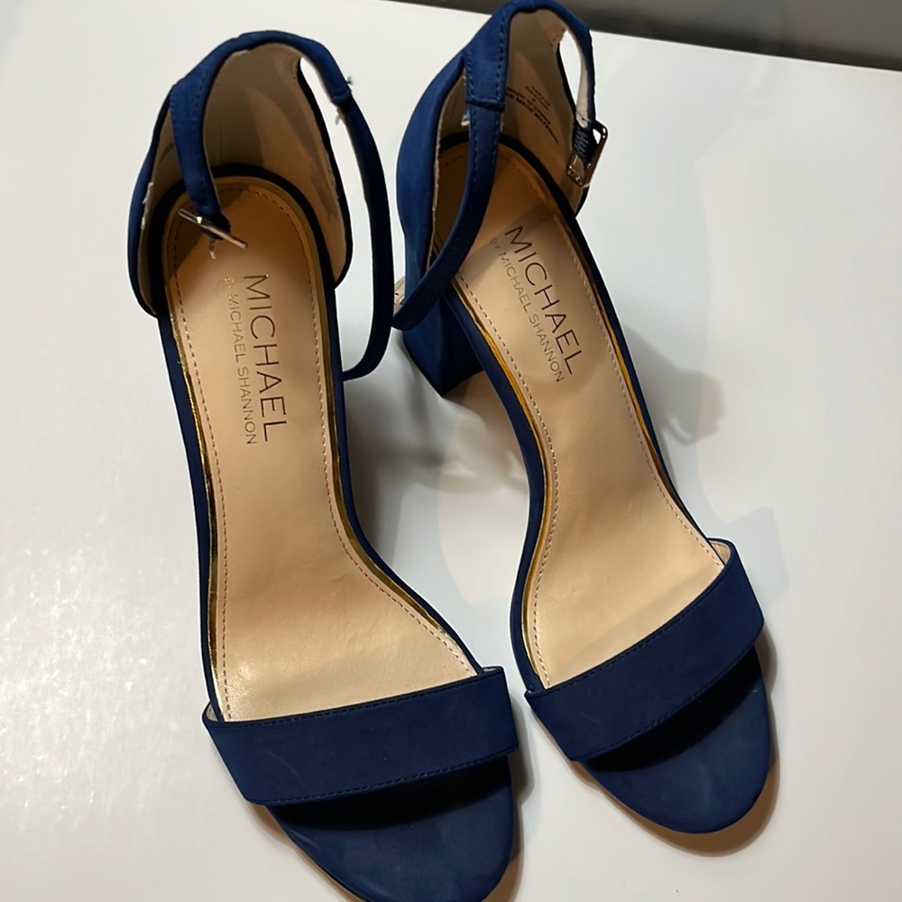 Beautiful Michael Shannon navy blue pumps with slim block heel. Clean!